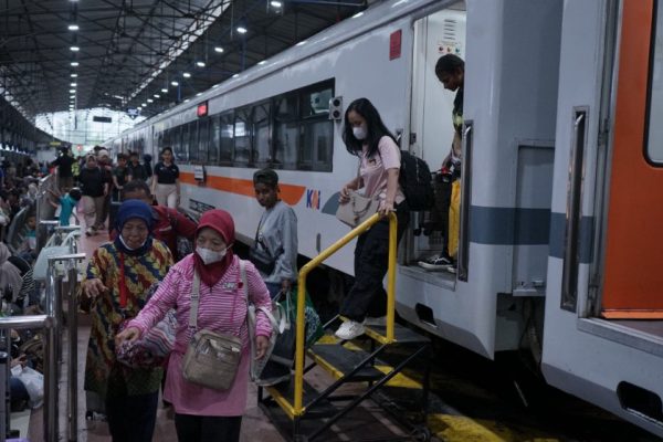 Puncak Arus Mudik Diperkirakan H-2 Lebaran, Sebanyak 28 Ribu Lebih Penumpang Tiba di Stasiun Wilayah Daop 4 Semarang. (Foto: Humas PT KAI).