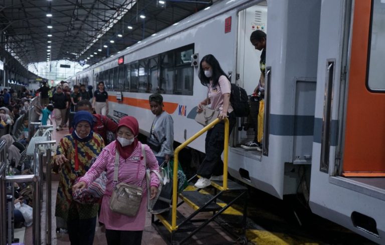 Puncak Arus Mudik Diperkirakan H-2 Lebaran, Sebanyak 28 Ribu Lebih Penumpang Tiba di Stasiun Wilayah Daop 4 Semarang. (Foto: Humas PT KAI).