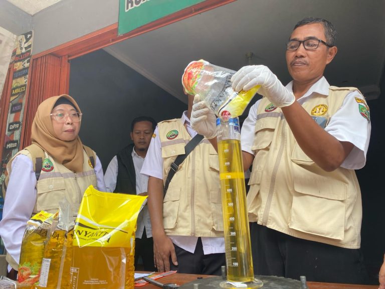Uji Ukur di Pasar Jepon, Dindagkop UKM Blora Temukan Minyakita Tak Sesuai Ukuran