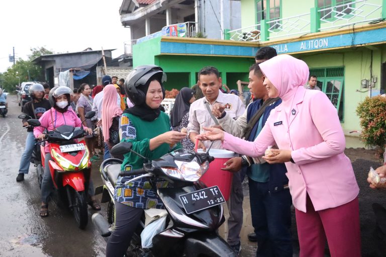Polres Demak dan Pers Bagikan Peralatan Sholat Untuk Masjid