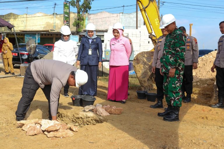 Kapolres Blora AKBP Wawan Andi Susanto saat groundbreaking pembangunan SPPG di Mapolres Blora, Selasa (8/7/2025).