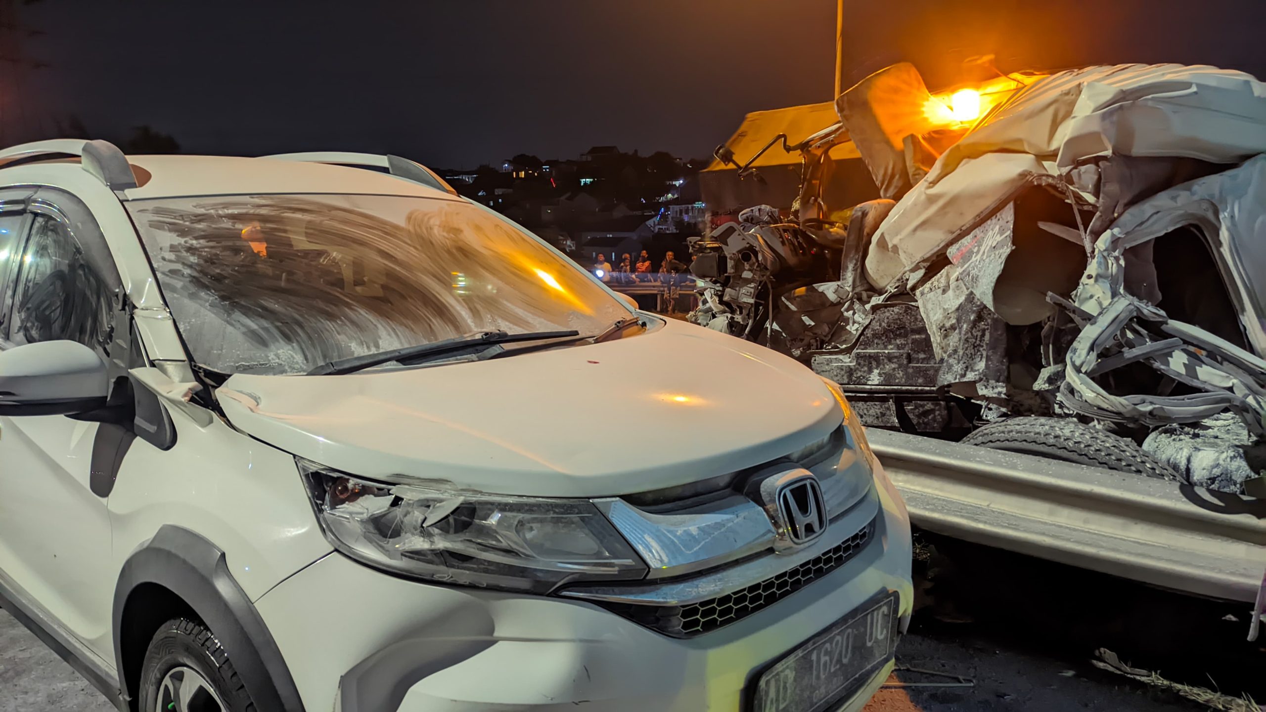 Penampakan mobil ringsek diduga akibat rem blong, truk kontainer yang menyebabkan kecelakaan beruntun di Tol Dalam Kota Semarang.