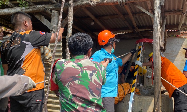 Kakek di Pemalang Jawa Tengah, dilaporkan meninggal dunia setelah terjatuh ke dalam sumur sedalam 20 meter, Senin (11/8/2025) pagi sekitar pukul 07.30 WIB.