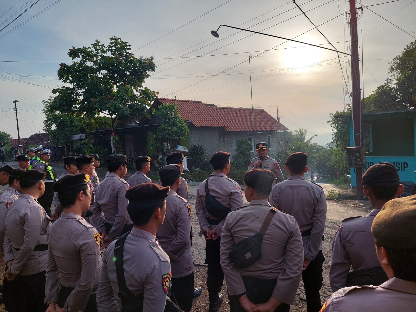 Ratusan personel Kepolisian Resor (Polres) Blora diterjunkan untuk mengamankan jalannya aksi demonstrasi yang digelar ribuan massa di Alun-Alun Pati, Rabu (13/8/2025).