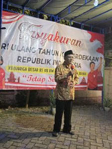 Ketua RT 08/01 Kelurahan Mlangsen Blora, Umbarno saat memberikan sambutan tasyakuran memperingati Hari Ulang Tahun ke-80 Kemerdekaan Republik Indonesia, Jumat (16/8/2025).