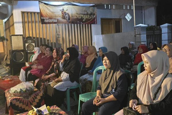 Warga RT 08/01 Kelurahan Mlangsen Blora saat menggelar tasyakuran dalam rangka memperingati Hari Ulang Tahun ke-80 Kemerdekaan Republik Indonesia, Jumat (16/8/2025).