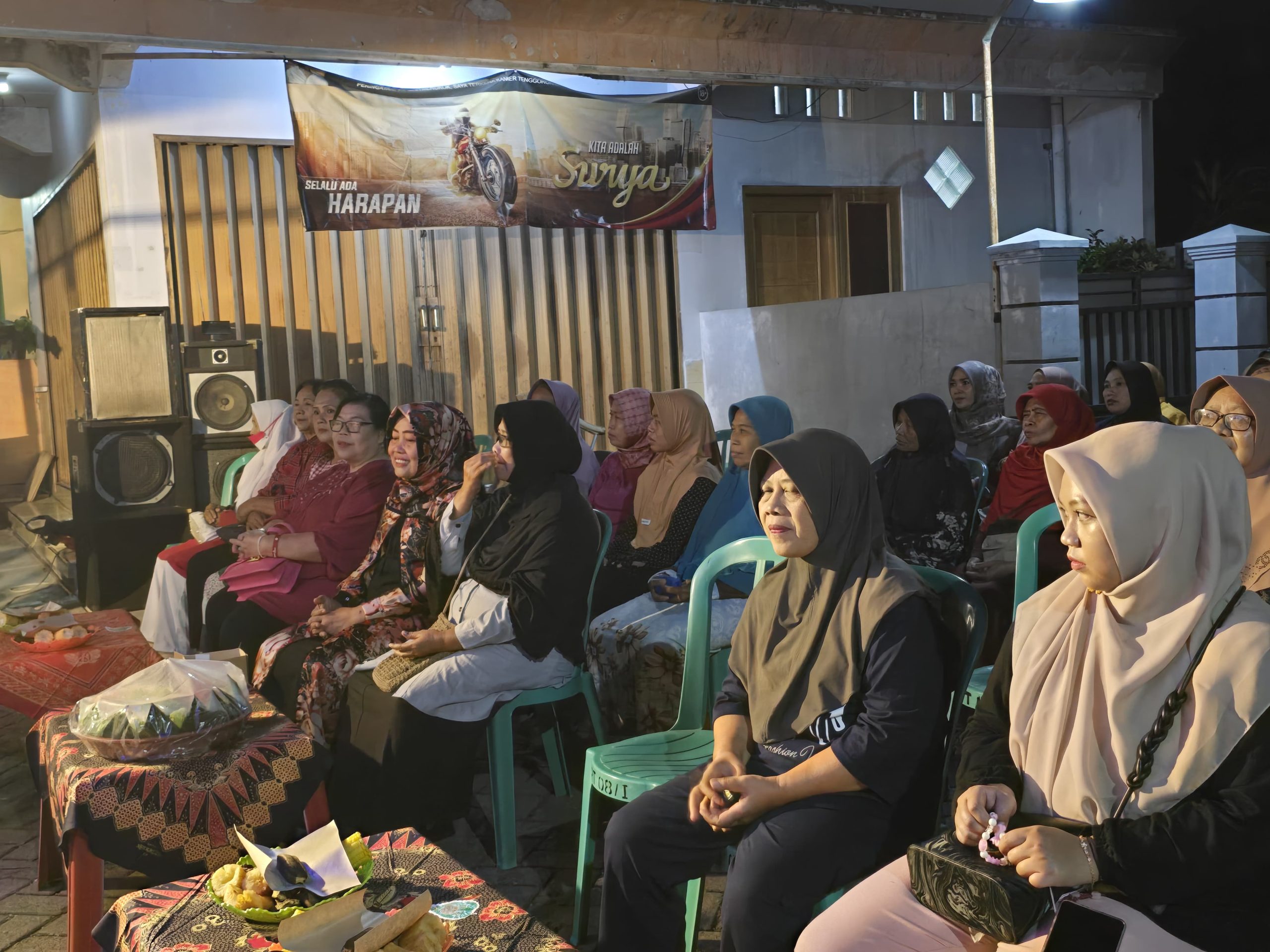 Warga RT 08/01 Kelurahan Mlangsen Blora saat menggelar tasyakuran dalam rangka memperingati Hari Ulang Tahun ke-80 Kemerdekaan Republik Indonesia, Jumat (16/8/2025).