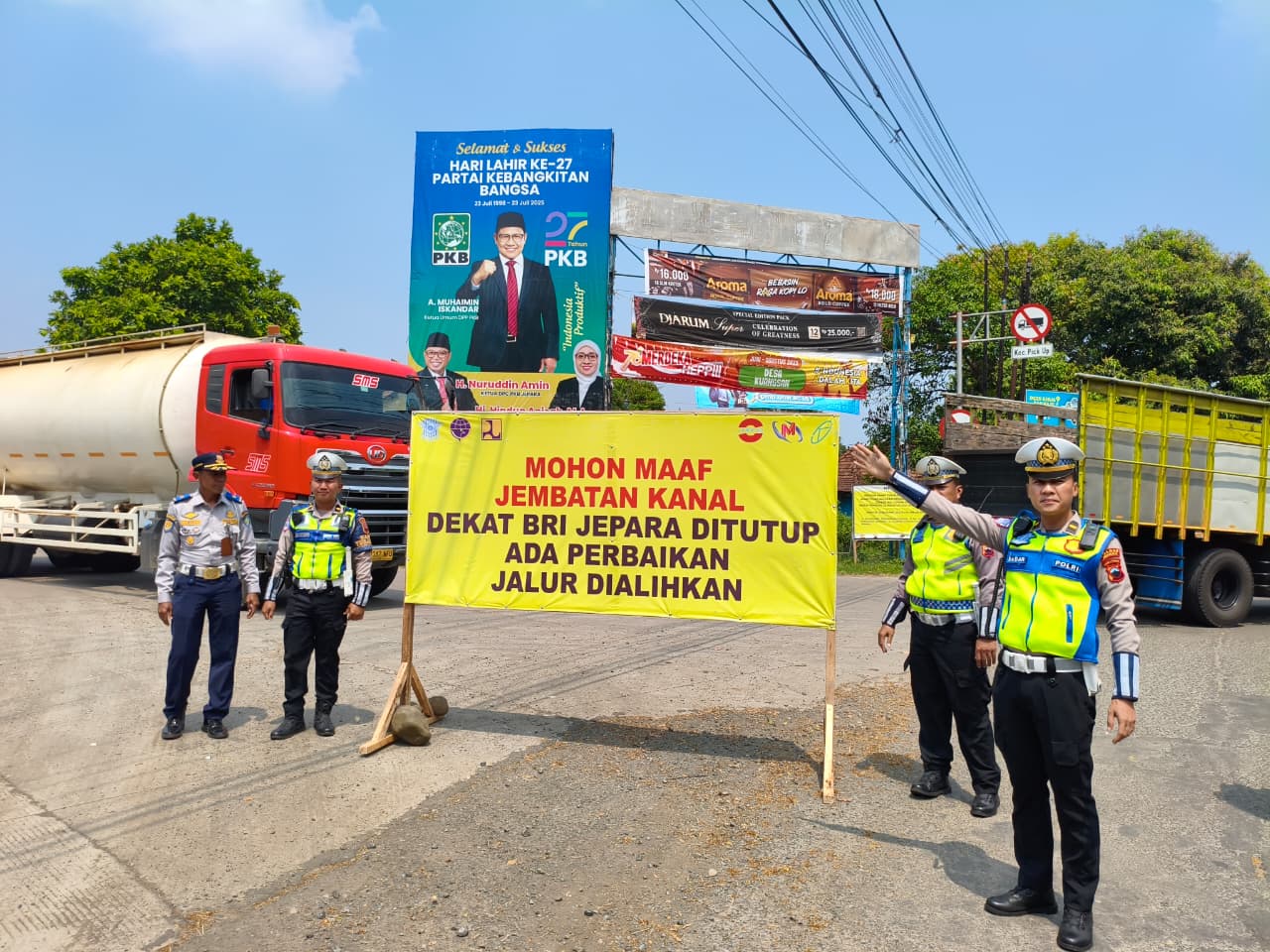 Kepolisian Resor (Polres) Jepara, Polda Jawa Tengah, mengimbau masyarakat dan pengguna jalan untuk sementara waktu tidak melintasi Jembatan Wahid Hasyim (Kanal) di sebelah timur Gedung DPRD Jepara.
