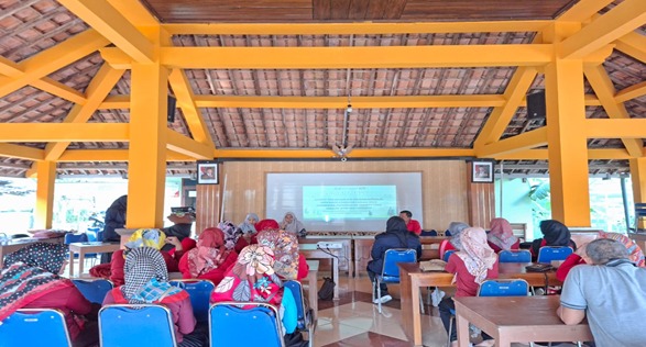 Sebagai bentuk kontribusi, dosen dan mahasiswa Program Studi Keperawatan Blora, Poltekkes Kemenkes Semarang, melaksanakan kegiatan Pengabdian Masyarakat bertajuk “Literasi Deteksi Dini Sindrom Metabolik pada Kader Kesehatan sebagai Upaya Pencegahan Penyakit Tidak Menular (PTM) di Usia Produktif.”