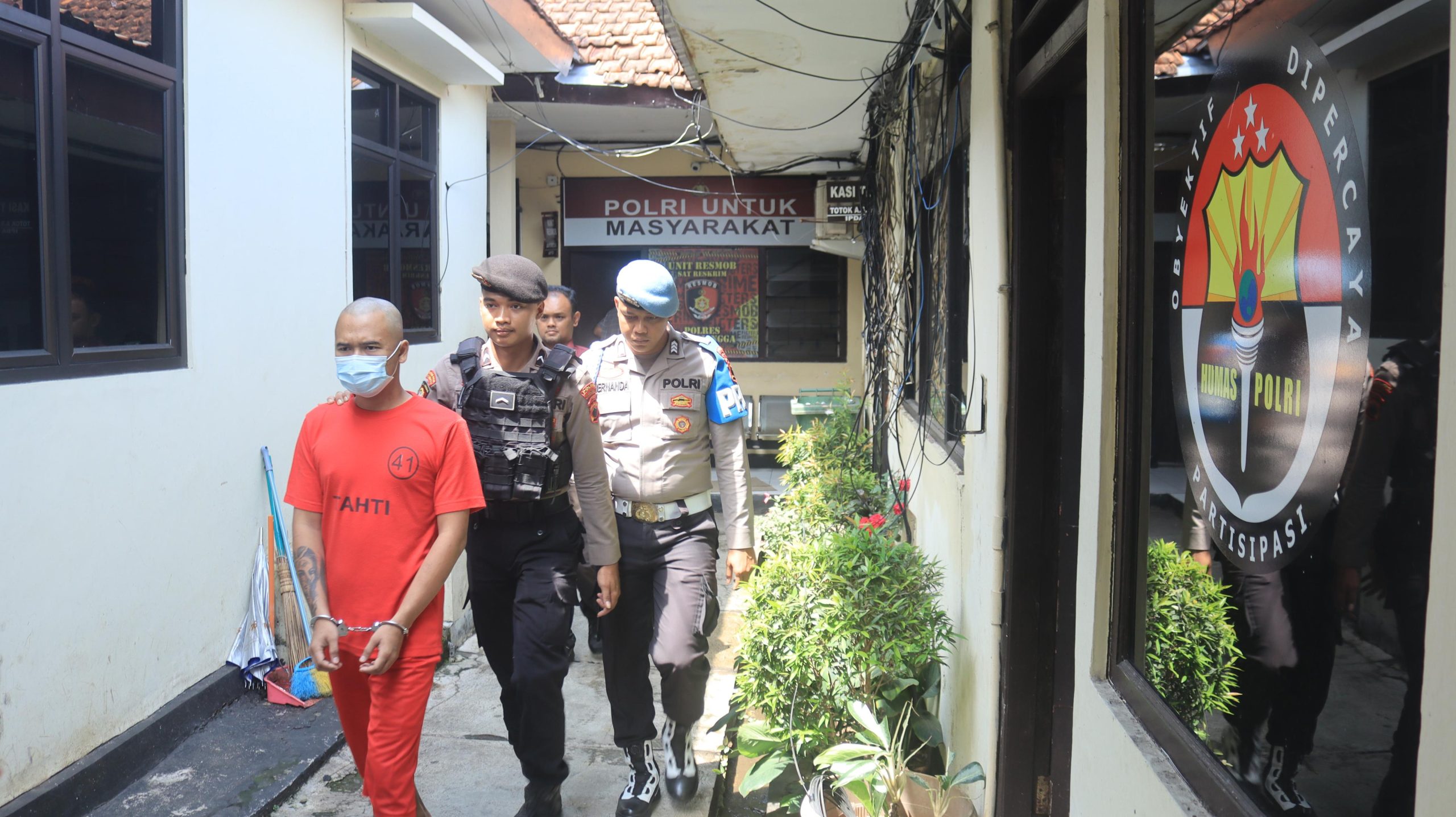 seorang pemuda yang diduga menjadi penjual obat terlarang di sebuah rumah kos wilayah Desa Karanggambas, Kecamatan Padamara, Kabupaten Purbalingga.