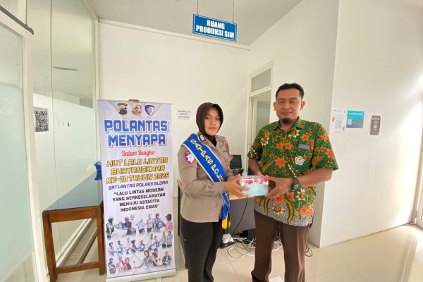 Petugas Satlantas Polres Blora saat membagikan suvenir di Hari Sumpah Pemuda kepada pengendara motor di Satpas SIM, Polres Blora.