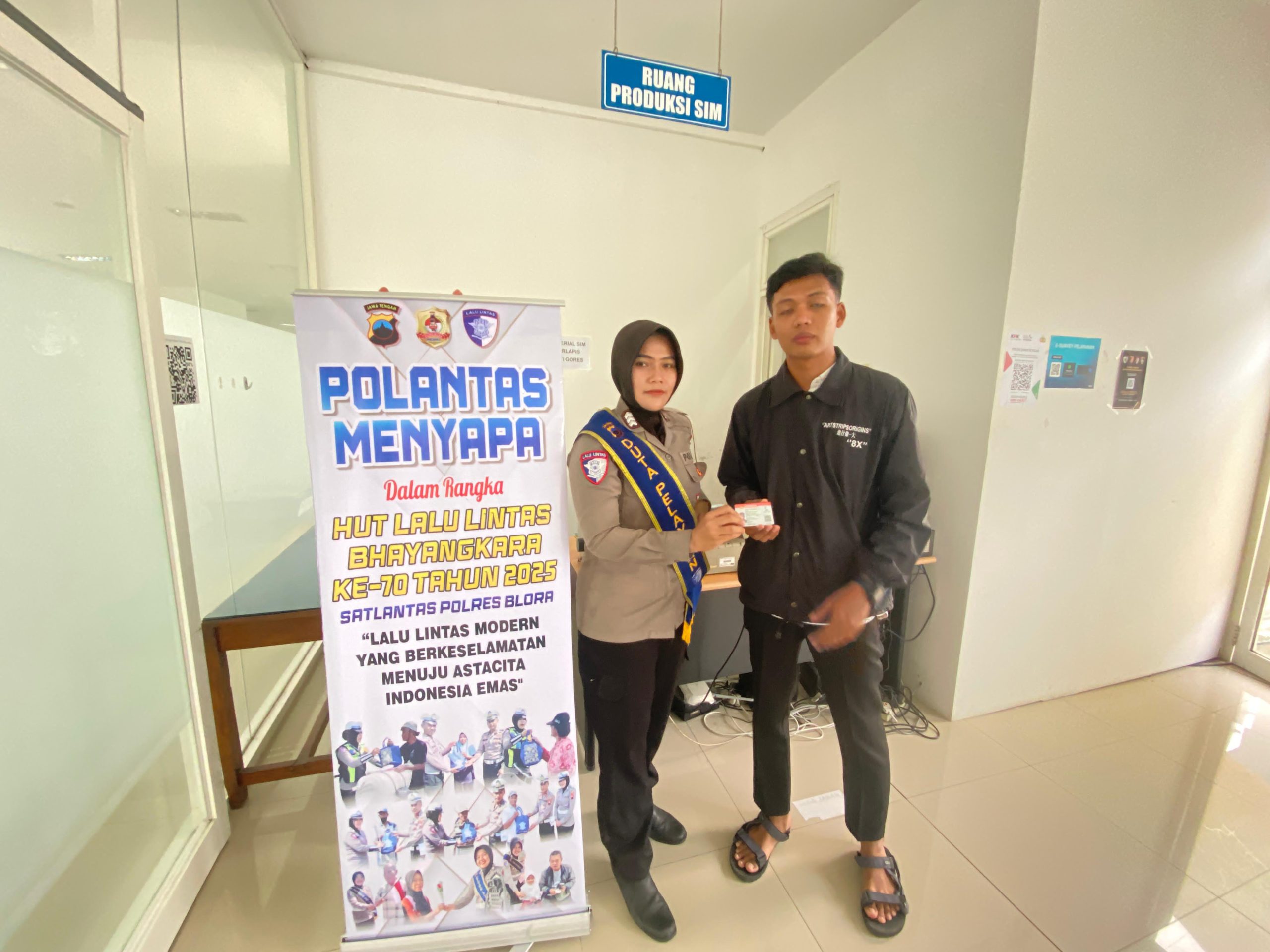 Brigadir Venita Pandu Pemohon SIM di Satpas Polres Blora Lewat Program “Polisi Menyapa”