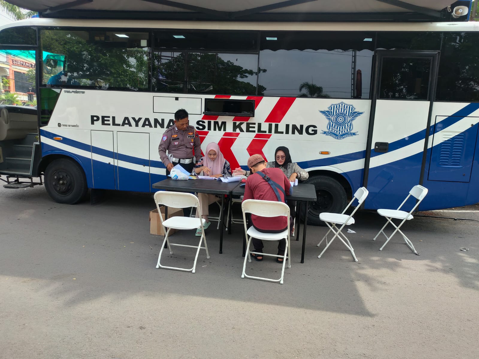 Satlantas Polres Blora menghadirkan layanan SIM keliling dalam program Polisi Menyapa di depan Lapangan Tuk Buntung, Cepu Blora.