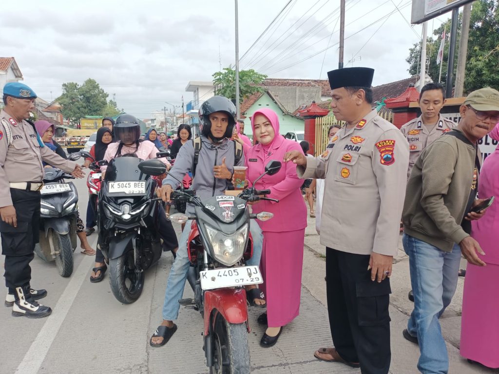 Bhayangkari Bagikan 600 Paket Takjil kepada Warga di Depan Mapolsek Kunduran Blora