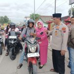 Bhayangkari Bagikan 600 Paket Takjil kepada Warga di Depan Mapolsek Kunduran Blora