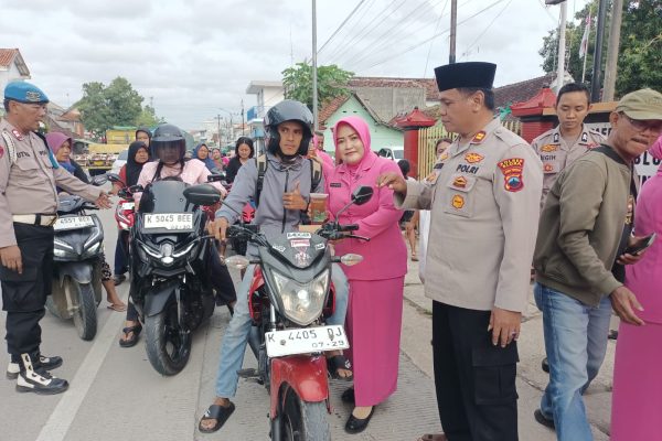 Bhayangkari Bagikan 600 Paket Takjil kepada Warga di Depan Mapolsek Kunduran Blora