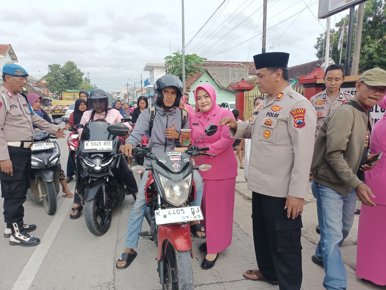 Bhayangkari Bagikan 600 Paket Takjil kepada Warga di Depan Mapolsek Kunduran Blora