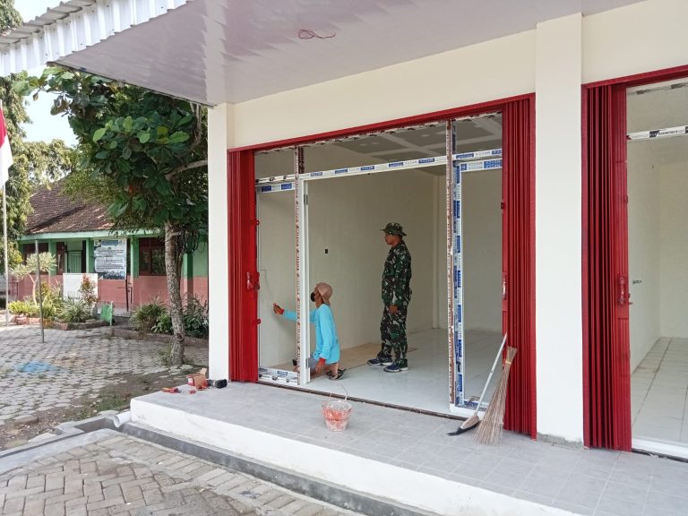 Babinsa Koramil 08/Kedungtuban Kodim 0721/Blora, Sertu Eko Fitrianto, turun langsung membantu proses pembangunan Koperasi Desa Kelurahan Merah Putih (KDKMP) di Desa Pulo, Kecamatan Kedungtuban, Kabupaten Blora, yang kini memasuki tahap akhir penyelesaian.