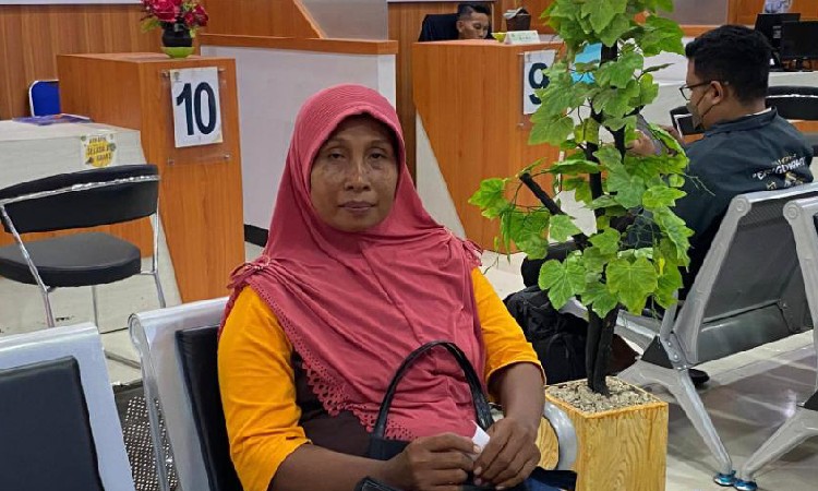 Jamini (45), warga Desa Sendanggayam, Kecamatan Banjarejo, Kabupaten Blora saat mengurus perpindahan fasilitas kesehatan (faskes) tingkat pertama sebagai peserta Program Jaminan Kesehatan Nasional (JKN) di Mall Pelayanan Publik (MPP) Blora.
