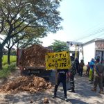 Ratusan warga Randublatung menggelar aksi protes dengan menguruk jalan menggunakan grosok serta menanam pohon pisang di ruas Jalan Randublatung–Cepu, Minggu (31/5/2026).