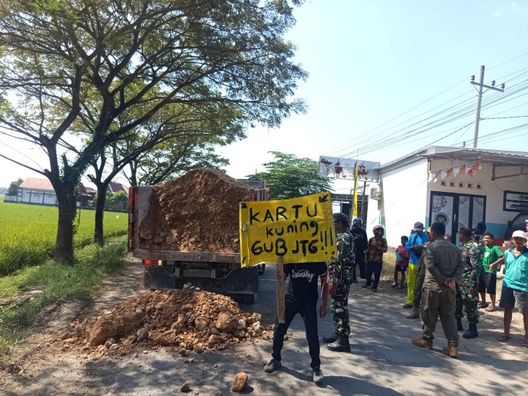 Kecewa Respons Gubernur, Warga Blora Turun ke Jalan Protes Kerusakan Ruas Randublatung–Cepu