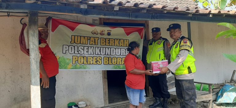 Polsek Kunduran Bagikan Sembako kepada Warga Botoreco melalui Program Jumat Berkah
