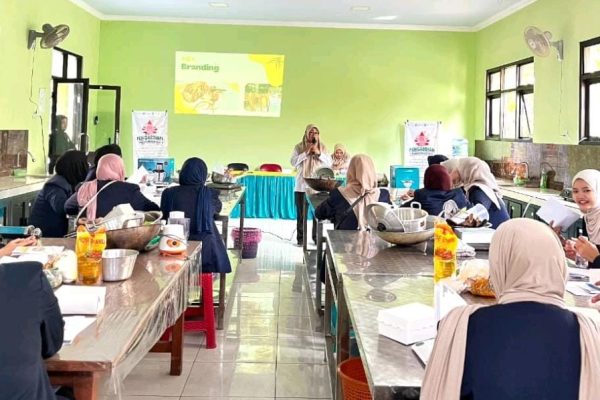 Sebanyak 20 mahasiswa calon lulusan Program Studi Kebidanan Program Diploma Tiga Poltekkes Kemenkes Semarang mengikuti kegiatan Pengabdian kepada Masyarakat (Pengabmas) skema kewirausahaan di Sanggar Kegiatan Belajar (SKB) Kabupaten Blora, Jawa Tengah, Rabu (19/8/2026).