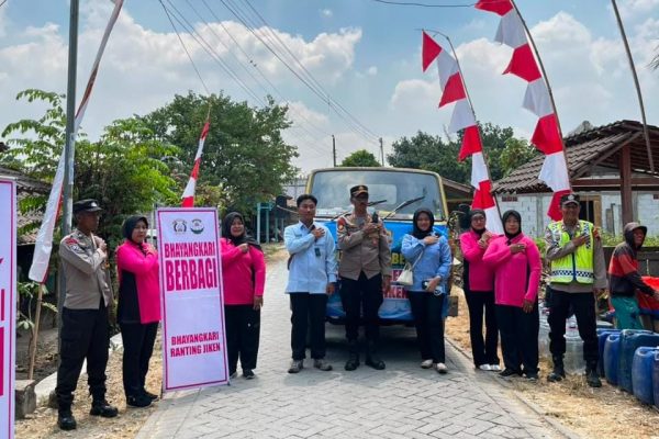 Satuan Pelayanan Pemenuhan Gizi (SPPG) Jiken 1, Kabupaten Blora, Jawa Tengah, menyalurkan bantuan 16.000 liter air bersih kepada warga terdampak kekeringan di Dukuh Boleran, Desa Genjahan, Kecamatan Jiken, Rabu (19/8/2026).