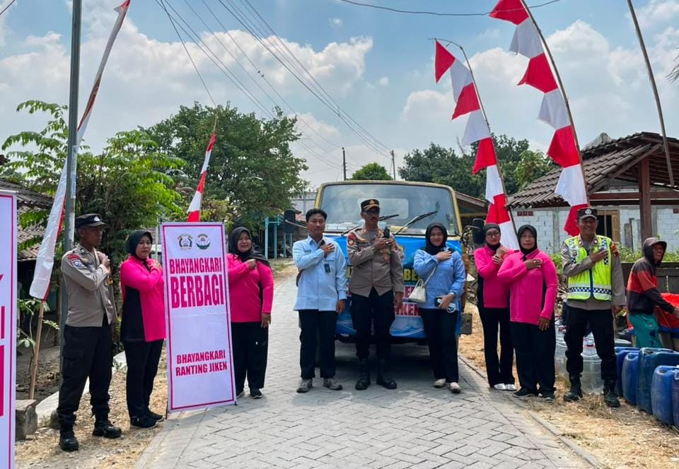Satuan Pelayanan Pemenuhan Gizi (SPPG) Jiken 1, Kabupaten Blora, Jawa Tengah, menyalurkan bantuan 16.000 liter air bersih kepada warga terdampak kekeringan di Dukuh Boleran, Desa Genjahan, Kecamatan Jiken, Rabu (19/8/2026).
