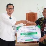 Kepala BPJS Kesehatan Kantor Cabang Pati Nuzuludin Hasan (kiri) bersama Plt. Kepala Panti Pelayanan Sosial Lanjut Usia Turus Gede Rembang Muhammad Sholichin (kanan).