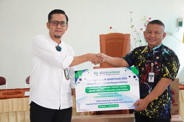 Kepala BPJS Kesehatan Kantor Cabang Pati Nuzuludin Hasan (kiri) bersama Plt. Kepala Panti Pelayanan Sosial Lanjut Usia Turus Gede Rembang Muhammad Sholichin (kanan).