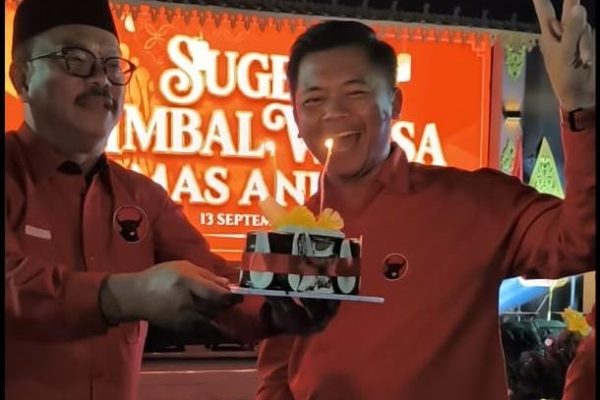 Ketua DPC PDI Perjuangan Kabupaten Blora, Jawa Tengah, Andita Nugrahanto, mendapat kejutan perayaan ulang tahun ke-38 di tengah kegiatan konsolidasi partai yang diikuti 1.146 kader di daerah pemilihan (dapil) IV, Minggu (13/9/2026).