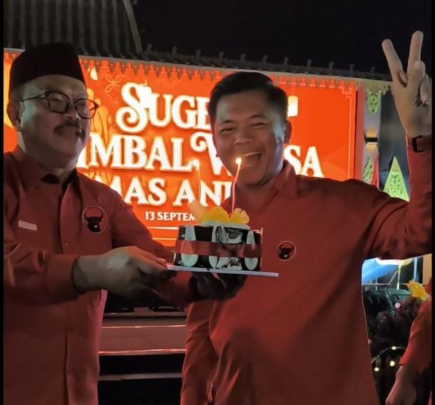 Ketua DPC PDI Perjuangan Kabupaten Blora, Jawa Tengah, Andita Nugrahanto, mendapat kejutan perayaan ulang tahun ke-38 di tengah kegiatan konsolidasi partai yang diikuti 1.146 kader di daerah pemilihan (dapil) IV, Minggu (13/9/2026).