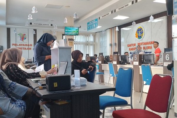 Pelayanan di Kantor Pertanahan Kabupaten Blora, Jawa Tengah.