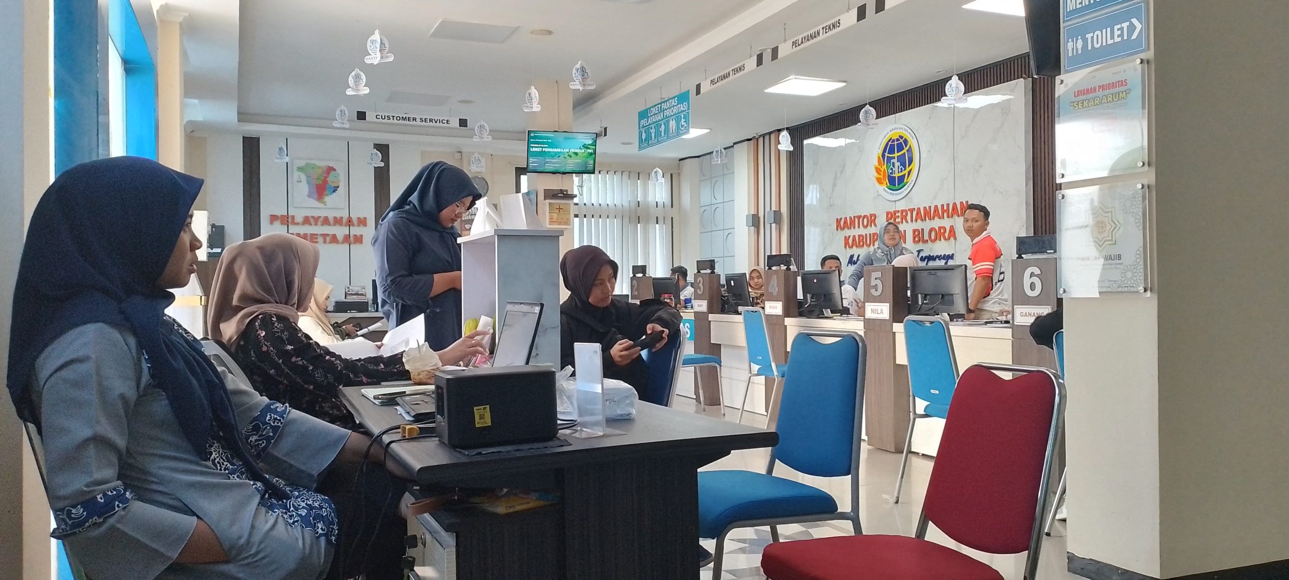 Pelayanan di Kantor Pertanahan Kabupaten Blora, Jawa Tengah.