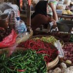 Prapti, pedagang sembako di Pasar Sido Makmur Blora, Jawa Tengah.