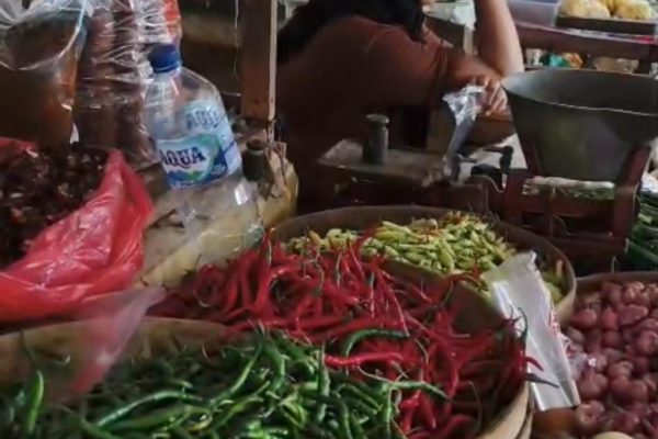 Prapti, pedagang sembako di Pasar Sido Makmur Blora, Jawa Tengah.