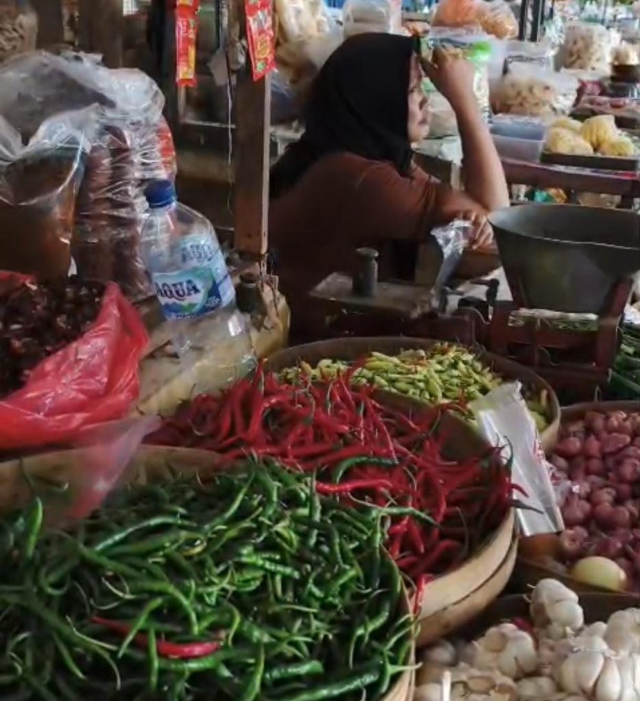 Prapti, pedagang sembako di Pasar Sido Makmur Blora, Jawa Tengah.