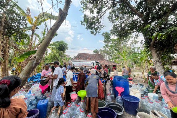 PMI Kabupaten Grobogan menyalurkan bantuan air bersih kepada warga terdampak kemarau.