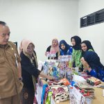 Kepala Sanggar Kegiatan Belajar (SKB) Blora, Jawa Tengah, Jumini bersama Kepala Dinas Pendidikan Kabupaten Blora Sunaryo saat membekali sekitar 840 peserta didik pendidikan kesetaraan dengan lima jenis keterampilan, Selasa (27/10/2026).