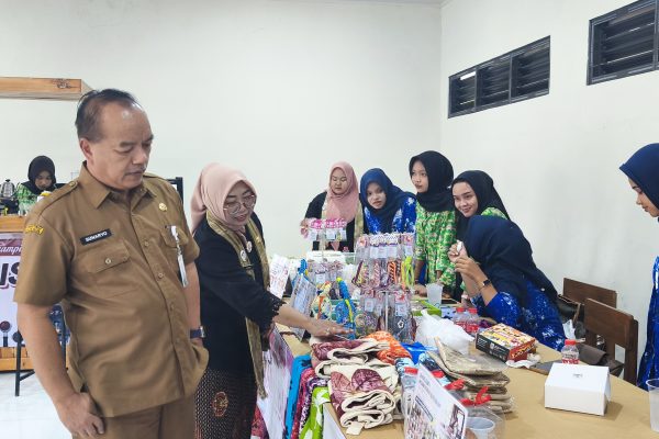 Kepala Sanggar Kegiatan Belajar (SKB) Blora, Jawa Tengah, Jumini bersama Kepala Dinas Pendidikan Kabupaten Blora Sunaryo saat membekali sekitar 840 peserta didik pendidikan kesetaraan dengan lima jenis keterampilan, Selasa (27/10/2026).