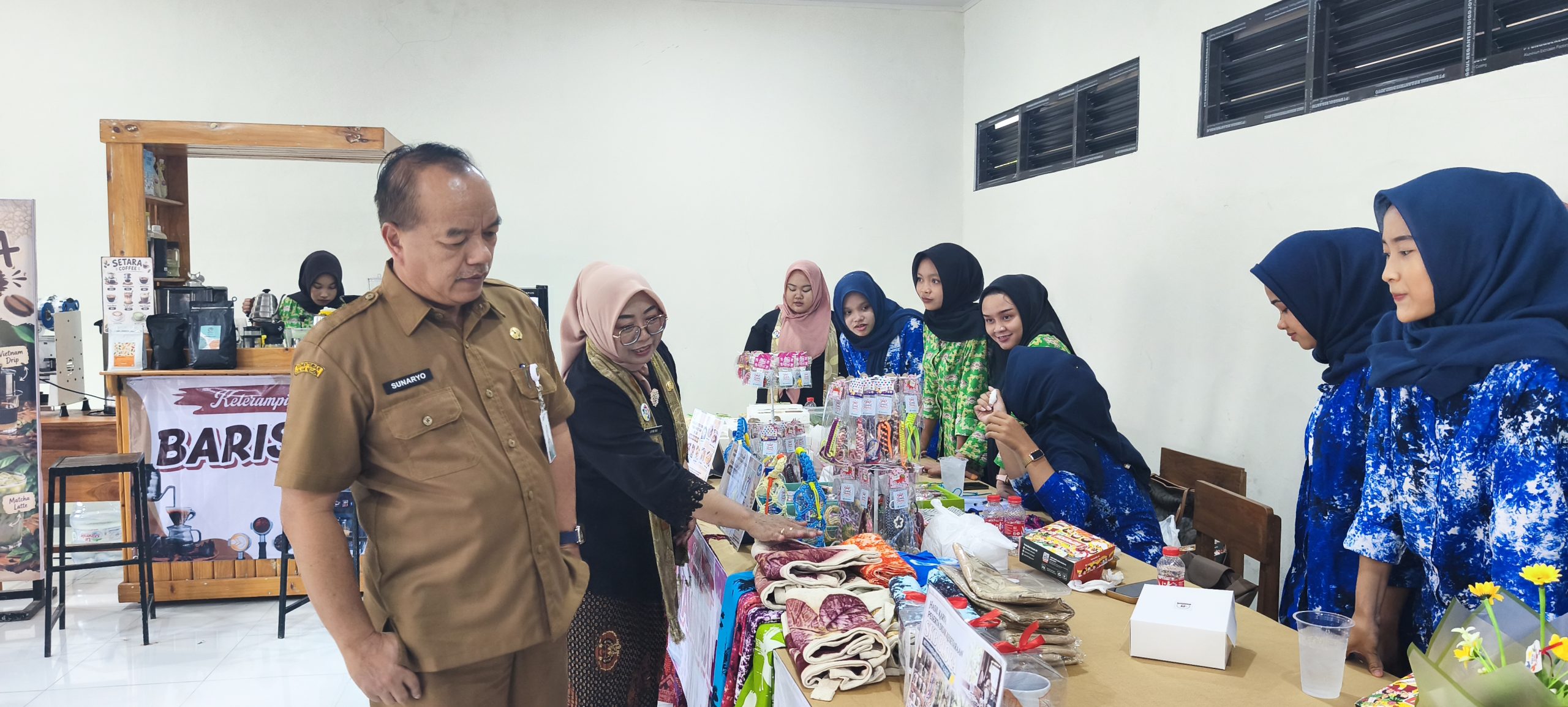 Kepala Sanggar Kegiatan Belajar (SKB) Blora, Jawa Tengah, Jumini bersama Kepala Dinas Pendidikan Kabupaten Blora Sunaryo saat membekali sekitar 840 peserta didik pendidikan kesetaraan dengan lima jenis keterampilan, Selasa (27/10/2026).